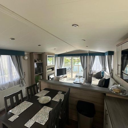 Lakeside Retreat 3 With Hot Tub, Private Fishing Peg Situated At Tattershall Lakes Country Park المظهر الخارجي الصورة