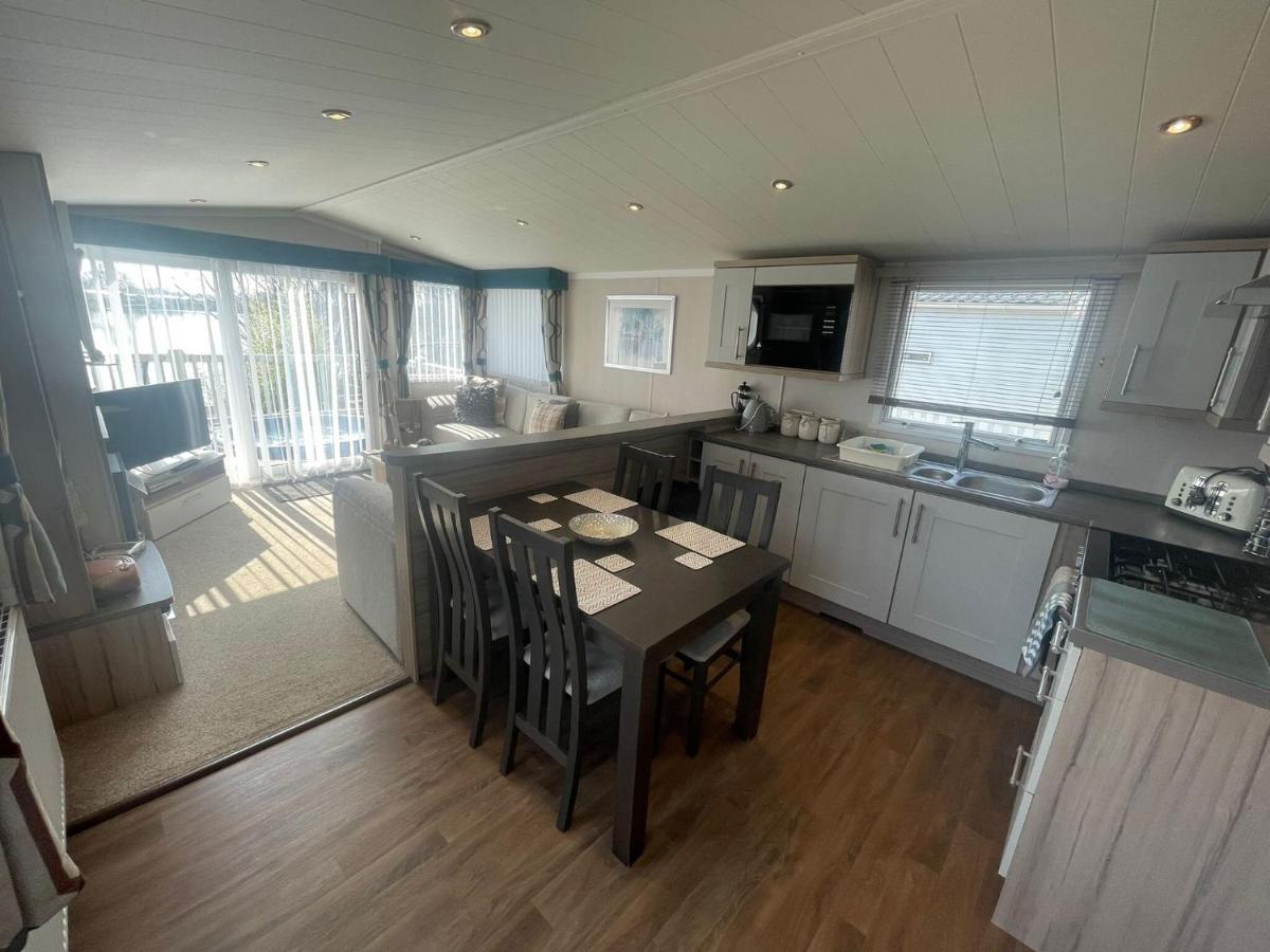 Lakeside Retreat 3 With Hot Tub, Private Fishing Peg Situated At Tattershall Lakes Country Park المظهر الخارجي الصورة