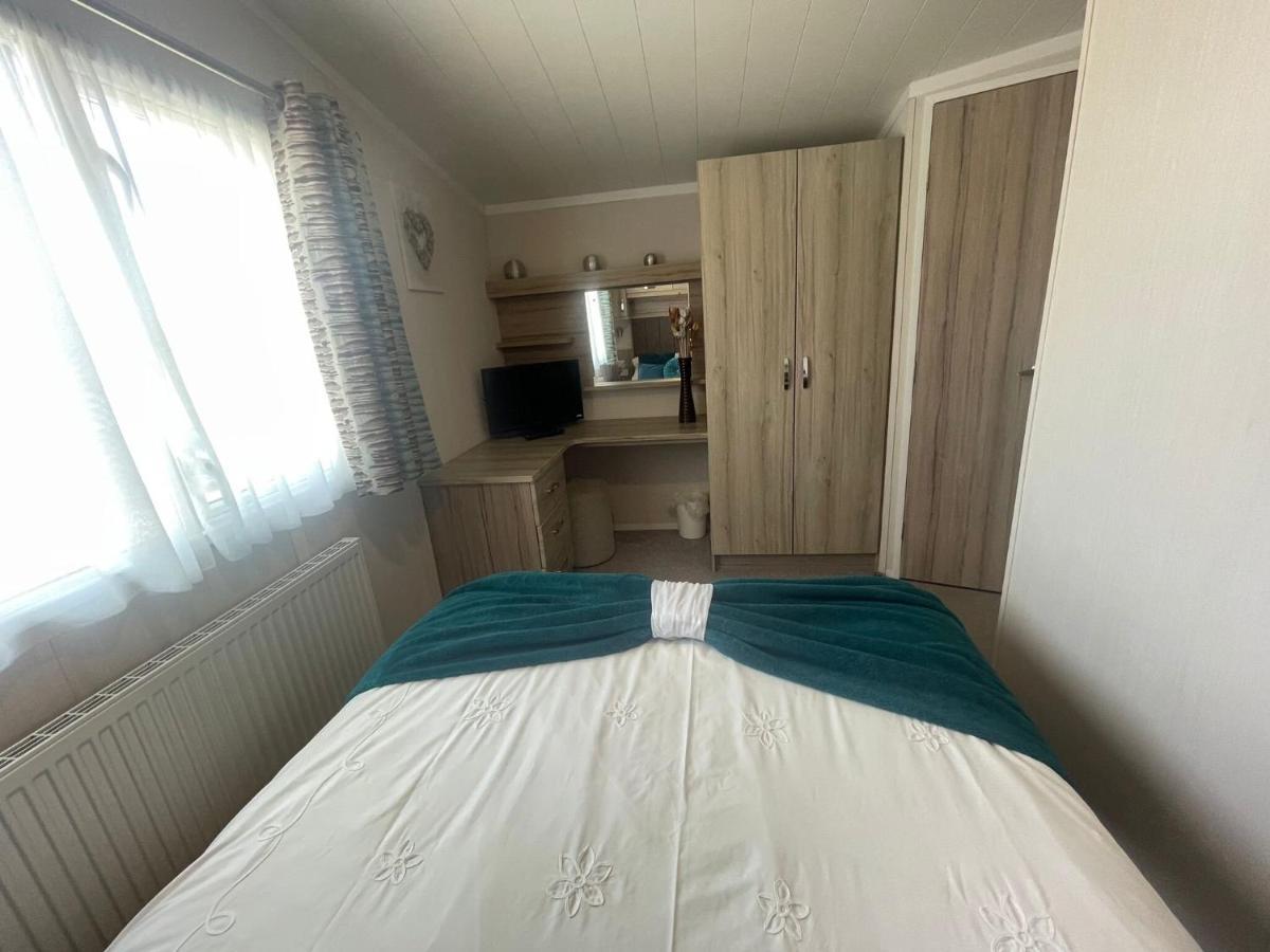 Lakeside Retreat 3 With Hot Tub, Private Fishing Peg Situated At Tattershall Lakes Country Park المظهر الخارجي الصورة