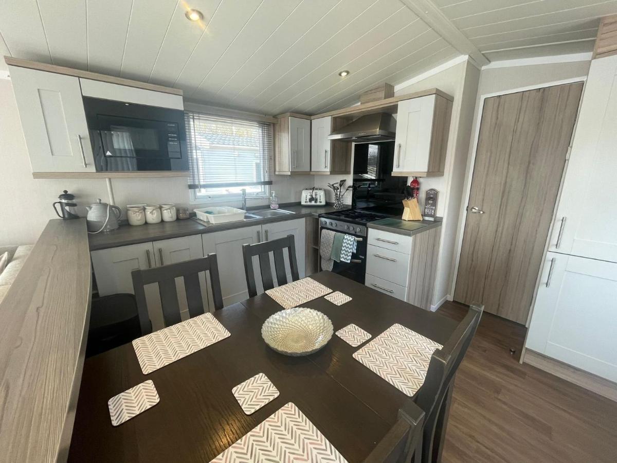 Lakeside Retreat 3 With Hot Tub, Private Fishing Peg Situated At Tattershall Lakes Country Park المظهر الخارجي الصورة