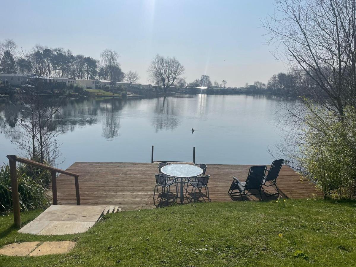 Lakeside Retreat 3 With Hot Tub, Private Fishing Peg Situated At Tattershall Lakes Country Park المظهر الخارجي الصورة