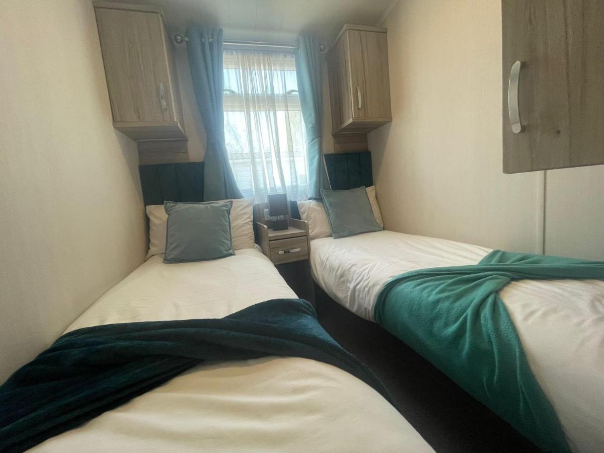 Lakeside Retreat 3 With Hot Tub, Private Fishing Peg Situated At Tattershall Lakes Country Park المظهر الخارجي الصورة