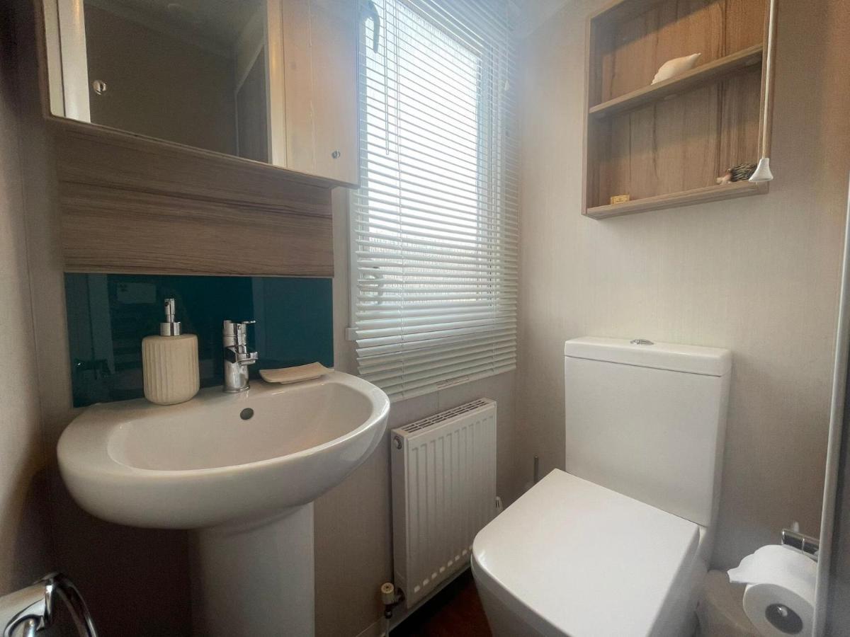 Lakeside Retreat 3 With Hot Tub, Private Fishing Peg Situated At Tattershall Lakes Country Park المظهر الخارجي الصورة