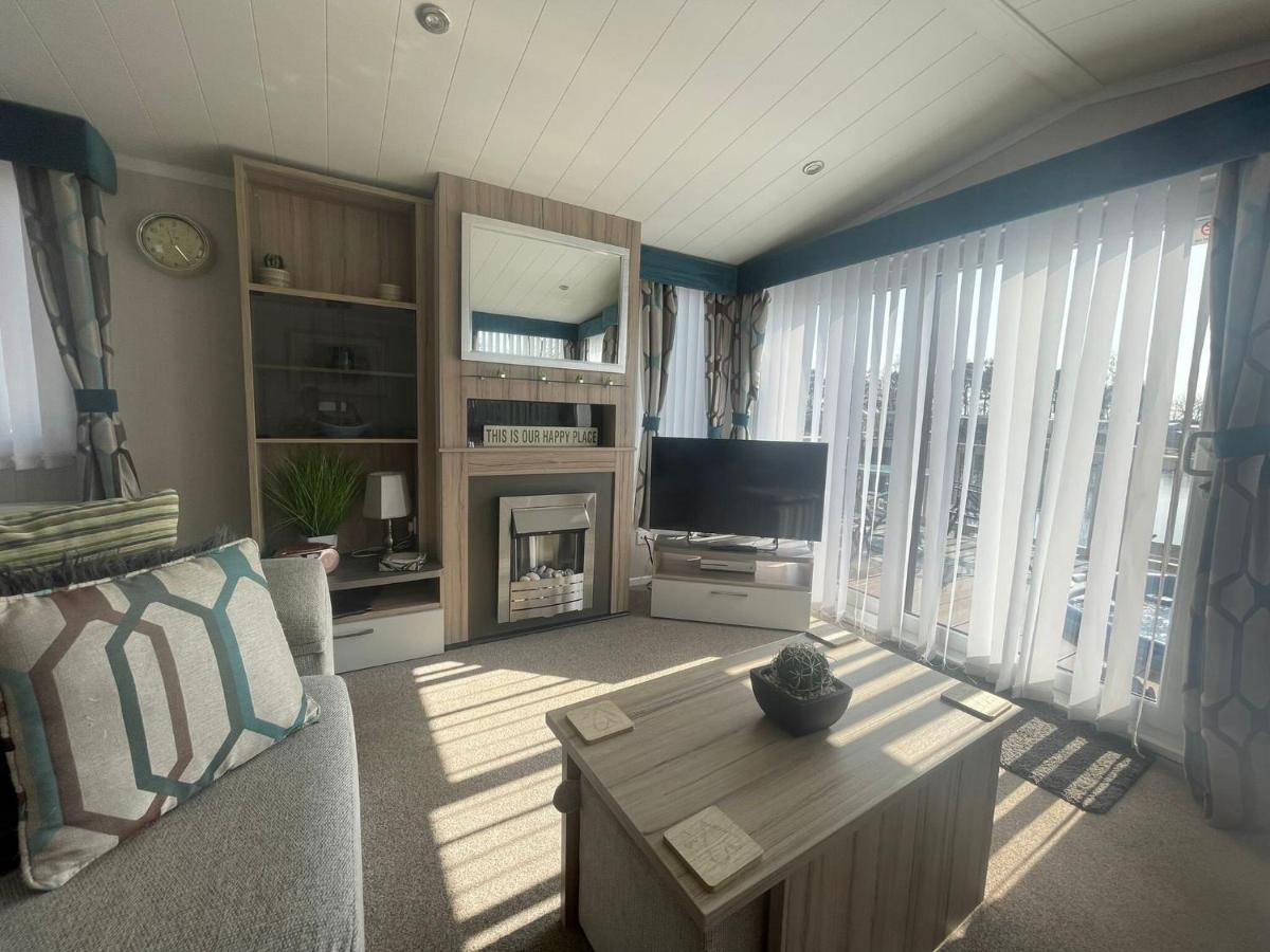 Lakeside Retreat 3 With Hot Tub, Private Fishing Peg Situated At Tattershall Lakes Country Park المظهر الخارجي الصورة