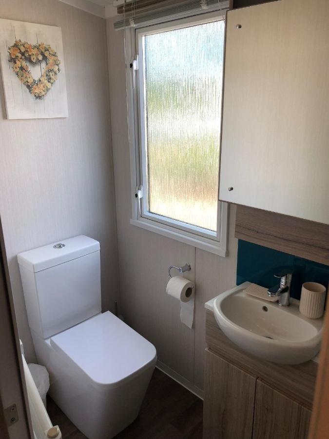 Lakeside Retreat 3 With Hot Tub, Private Fishing Peg Situated At Tattershall Lakes Country Park المظهر الخارجي الصورة