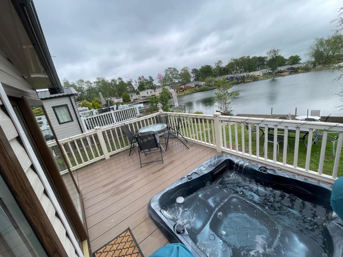 Lakeside Retreat 3 With Hot Tub, Private Fishing Peg Situated At Tattershall Lakes Country Park المظهر الخارجي الصورة