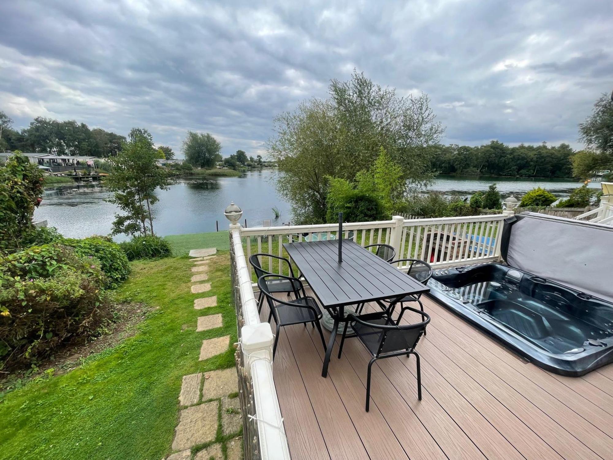 Lakeside Retreat 3 With Hot Tub, Private Fishing Peg Situated At Tattershall Lakes Country Park المظهر الخارجي الصورة