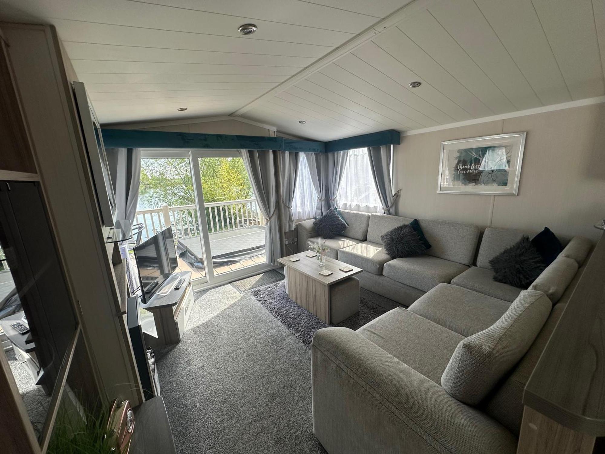 Lakeside Retreat 3 With Hot Tub, Private Fishing Peg Situated At Tattershall Lakes Country Park المظهر الخارجي الصورة